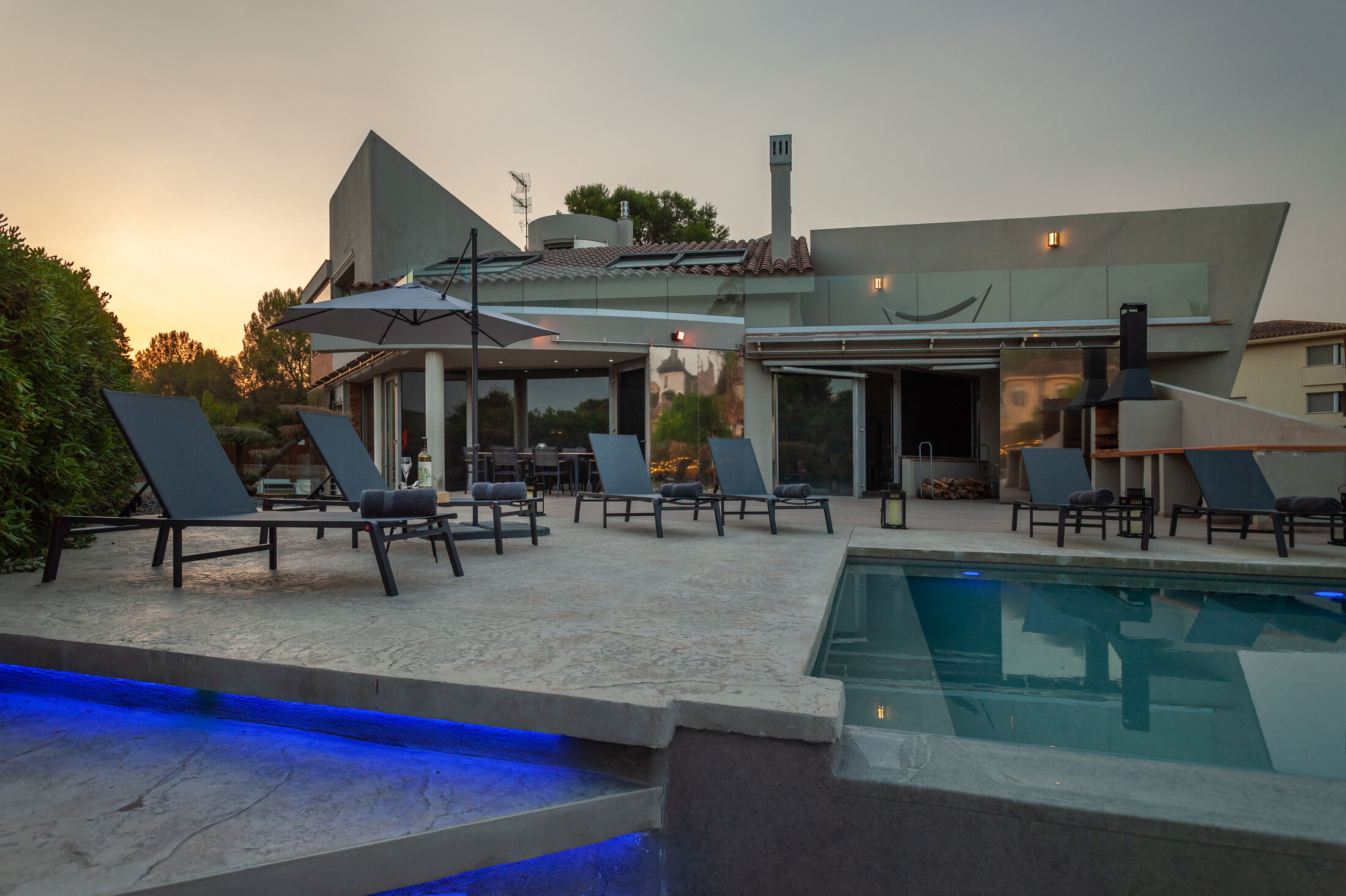 Villa Can Miki at dusk — the house and the lit pool above the Penedès